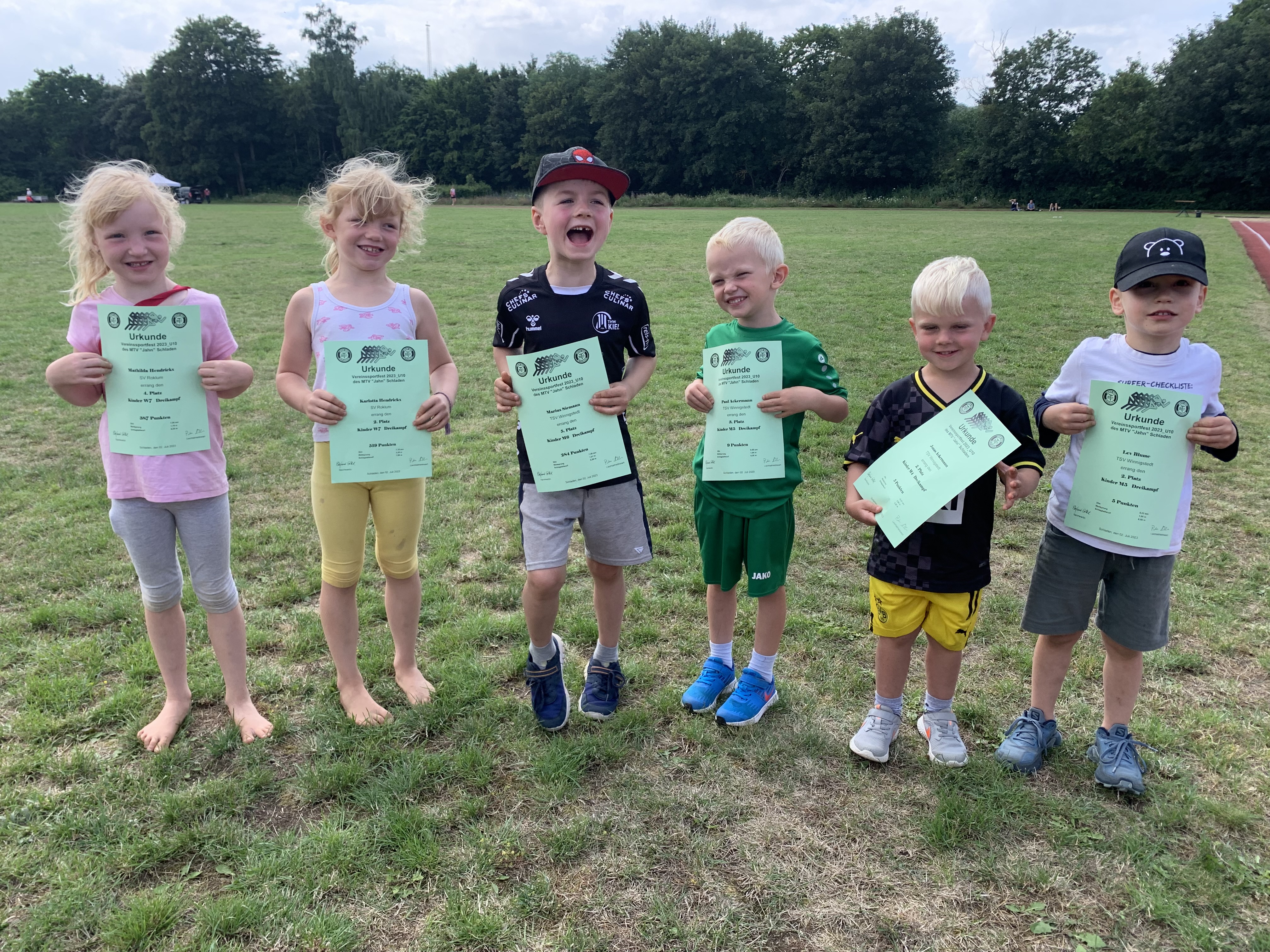 Strahlende Kinder mit Urkunden